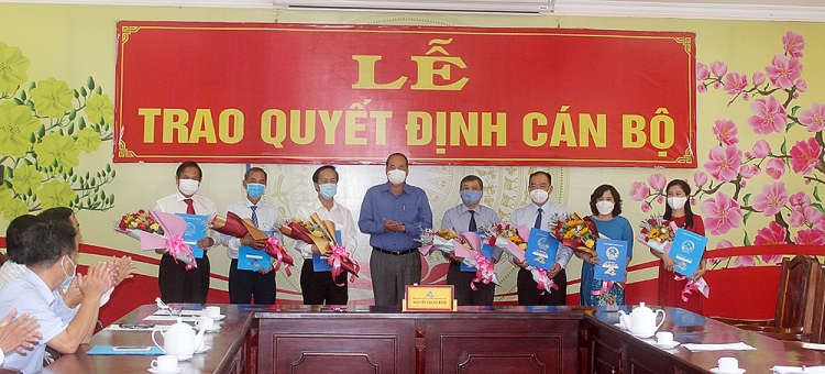 Chủ tịch UBND tỉnh An Giang Nguyễn Thanh Bình trao quyết định cho các cán bộ (Ảnh: Báo An Giang) Chủ tịch UBND tỉnh An Giang Nguyễn Thanh Bình trao quyết định cho các cán bộ (Ảnh: Báo An Giang)