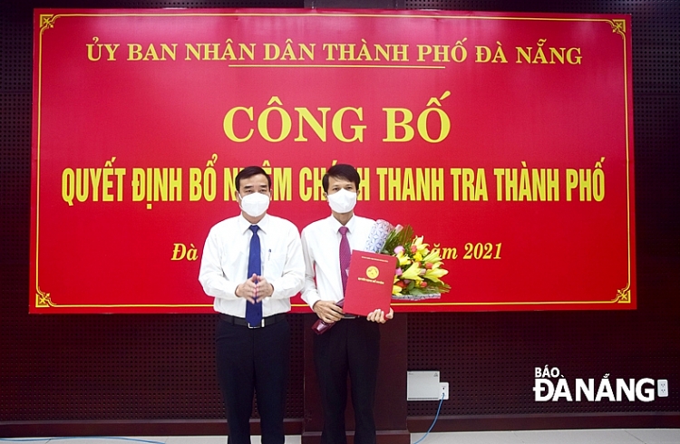Chủ tịch UBND thành phố Lê Trung Chinh (bìa trái) trao quyết định cho ông Phan Thanh Long Chủ tịch UBND thành phố Lê Trung Chinh (bìa trái) trao quyết định cho ông Phan Thanh Long