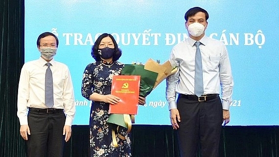 Bà Nguyễn Thị Thu Hường nhận quyết định (Ảnh: SGGP) Bà Nguyễn Thị Thu Hường nhận quyết định (Ảnh: SGGP)