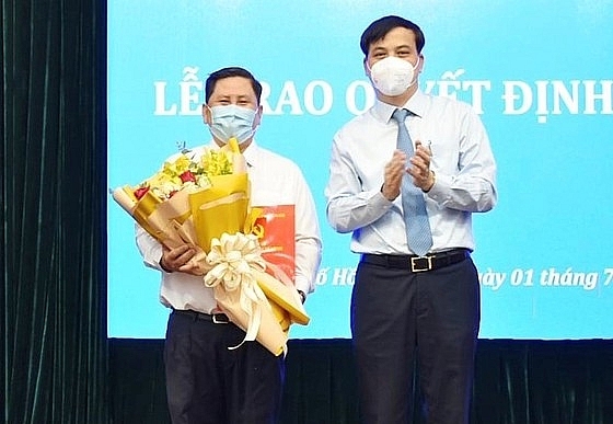 Phó Chủ tịch UBND TPHCM trao quyết định cho ông Huỳnh Văn Tâm (Ảnh: SGGP) Phó Chủ tịch UBND TPHCM trao quyết định cho ông Huỳnh Văn Tâm (Ảnh: SGGP)