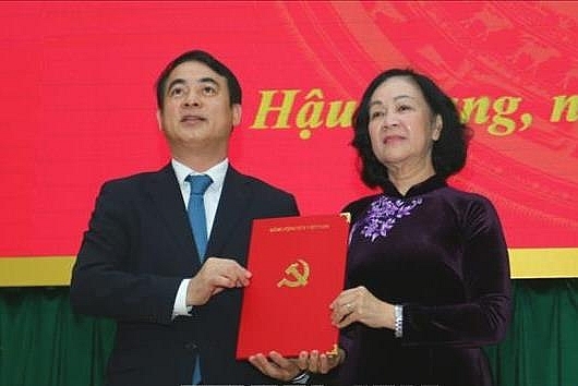 Bà Trương Thị Mai trao quyết định và chúc mừng ông Nghiêm Xuân Thành (Ảnh: VGP) Bà Trương Thị Mai trao quyết định và chúc mừng ông Nghiêm Xuân Thành (Ảnh: VGP)