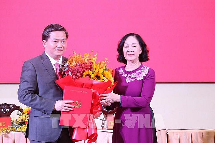 Bà Trương Thị Mai trao quyết định cho ông Lê Đức Thọ Bà Trương Thị Mai trao quyết định cho ông Lê Đức Thọ
