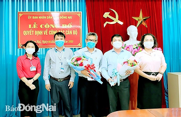 Ông Tạ Quang Trường và ông Phạm Minh Phước nhận quyết định Ông Tạ Quang Trường và ông Phạm Minh Phước nhận quyết định