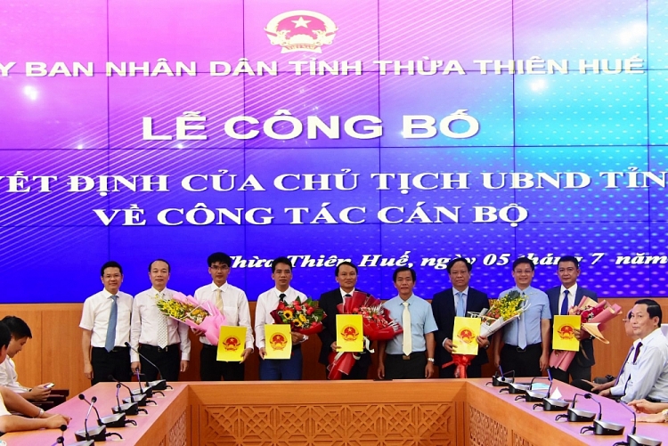 Chủ tịch UBND tỉnh Nguyễn Văn Phương (thứ 4 từ phải sang) trao quyết định cho các cán bộ (Ảnh: Báo Thừa Thiên - Huế) Chủ tịch UBND tỉnh Nguyễn Văn Phương (thứ 4 từ phải sang) trao quyết định cho các cán bộ (Ảnh: Báo Thừa Thiên - Huế)