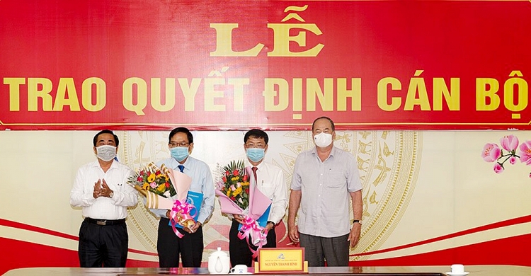 Ông Nguyễn Duy Toàn và ông Phạm Thành Nhơn nhận quyết định (Ảnh: Báo An Giang) Ông Nguyễn Duy Toàn và ông Phạm Thành Nhơn nhận quyết định (Ảnh: Báo An Giang)