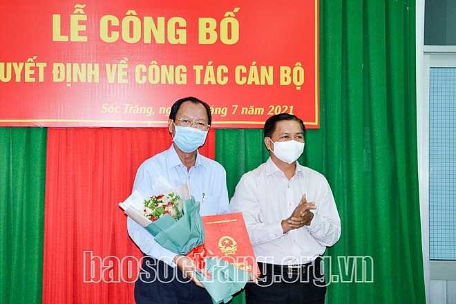 Chủ tịch UBND tỉnh trao quyết định và tặng hoa chúc mừng ông Võ Thanh Quang (Ảnh: H.Lan) Chủ tịch UBND tỉnh trao quyết định và tặng hoa chúc mừng ông Võ Thanh Quang (Ảnh: H.Lan)