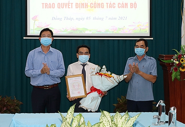 Lãnh đạo tỉnh trao quyết định bổ nhiệm Phó Giám đốc Sở Công Thương (Ảnh: Báo Sóc Trăng) Lãnh đạo tỉnh trao quyết định bổ nhiệm Phó Giám đốc Sở Công Thương (Ảnh: Báo Sóc Trăng)