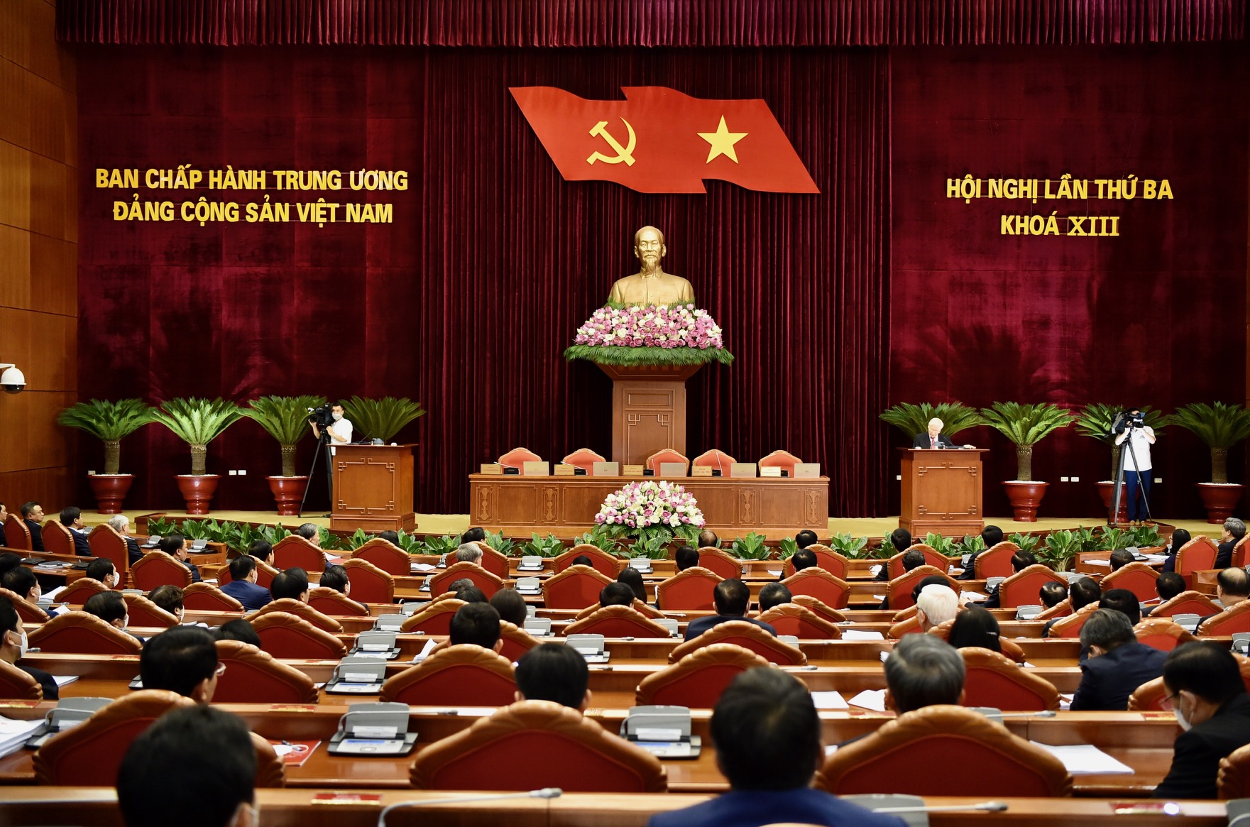 Tạo điều kiện thuận lợi để người dân, DN vượt qua những khó khăn do đại dịch COVID-19 gây ra Tạo điều kiện thuận lợi để người dân, DN vượt qua những khó khăn do đại dịch COVID-19 gây ra