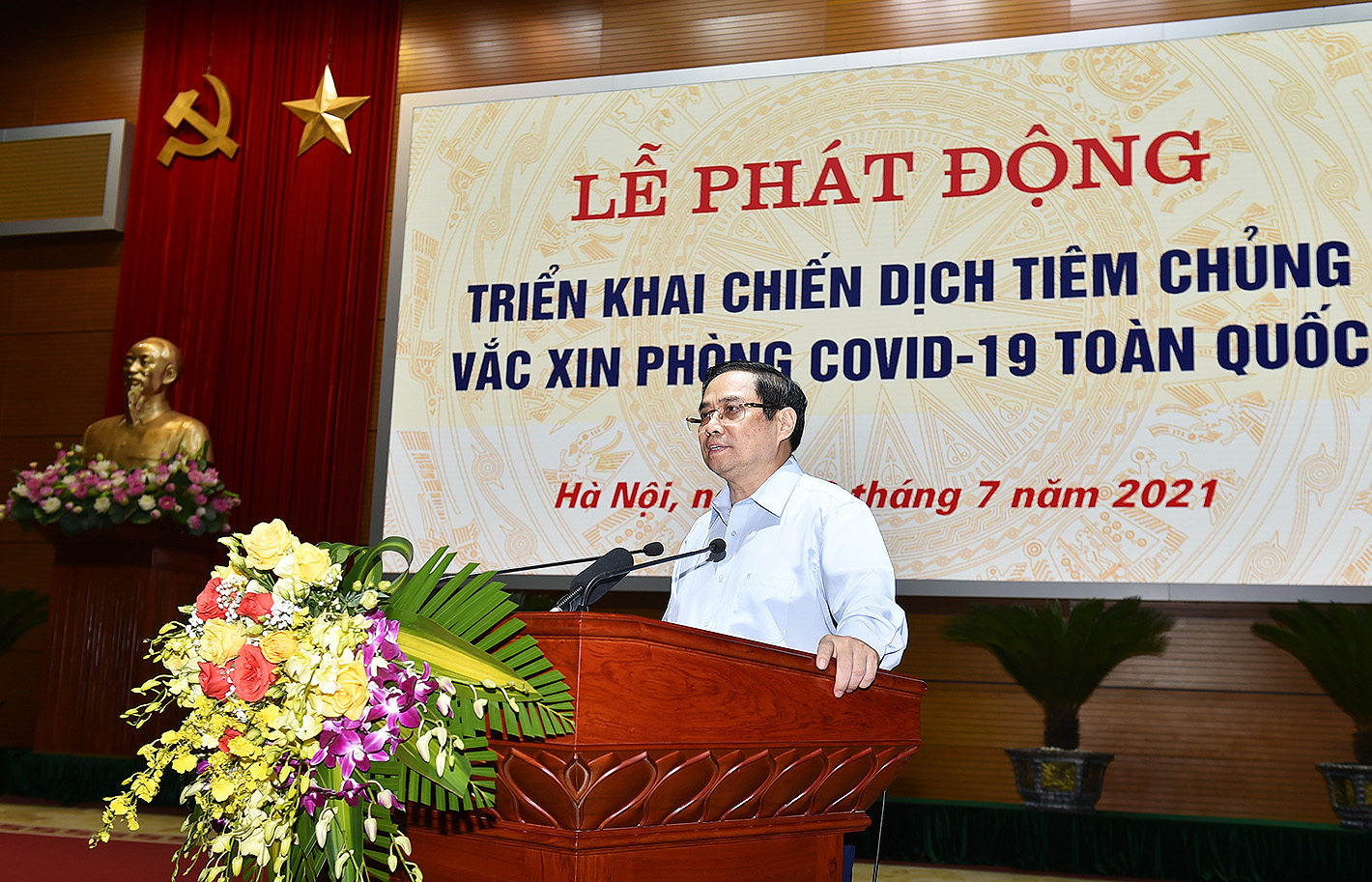 Thủ tướng phát động chiến dịch tiêm chủng lớn nhất lịch sử cho 75 triệu người dân Việt Nam Thủ tướng phát động chiến dịch tiêm chủng lớn nhất lịch sử cho 75 triệu người dân Việt Nam