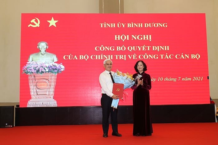 Trưởng Ban Tổ chức Trung ương Trương Thị Mai trao quyết định cho ông Nguyễn Văn Lợi Trưởng Ban Tổ chức Trung ương Trương Thị Mai trao quyết định cho ông Nguyễn Văn Lợi