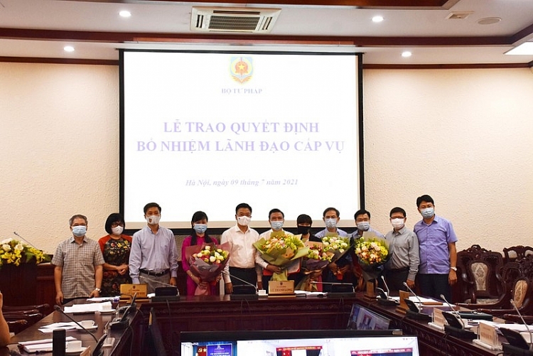 Lãnh đạo Bộ Tư pháp trao quyết định bổ nhiệm cho các cán bộ (Ảnh: PLVN) Lãnh đạo Bộ Tư pháp trao quyết định bổ nhiệm cho các cán bộ (Ảnh: PLVN)
