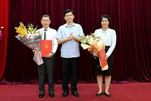 Bà Lê Thị Thu Hương và ông Dương Thanh Hưng nhận quyết định bổ nhiệm (Ảnh: Báo Giao thông) Bà Lê Thị Thu Hương và ông Dương Thanh Hưng nhận quyết định bổ nhiệm (Ảnh: Báo Giao thông)