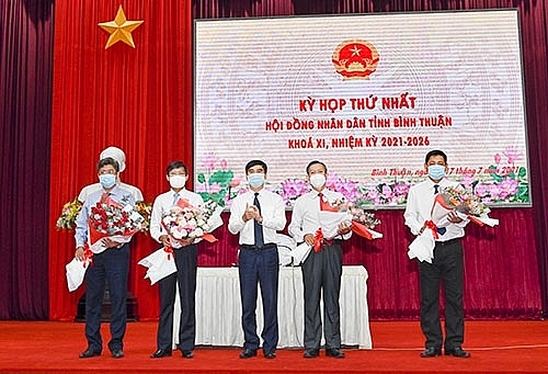 Bí thư Tỉnh ủy Dương Văn An tặng hoa chúc mừng các Chủ tịch, Phó Chủ tịch UBND tỉnh (Ảnh: Báo Bình Thuận) Bí thư Tỉnh ủy Dương Văn An tặng hoa chúc mừng các Chủ tịch, Phó Chủ tịch UBND tỉnh (Ảnh: Báo Bình Thuận)