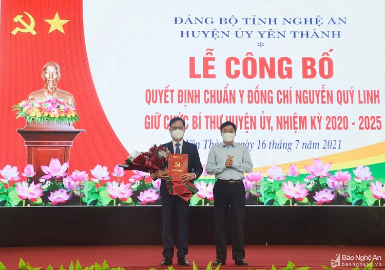 Phó Bí thư Thường trực Tỉnh ủy Nguyễn Văn Thông trao quyết định cho ông Nguyễn Quý Linh Phó Bí thư Thường trực Tỉnh ủy Nguyễn Văn Thông trao quyết định cho ông Nguyễn Quý Linh