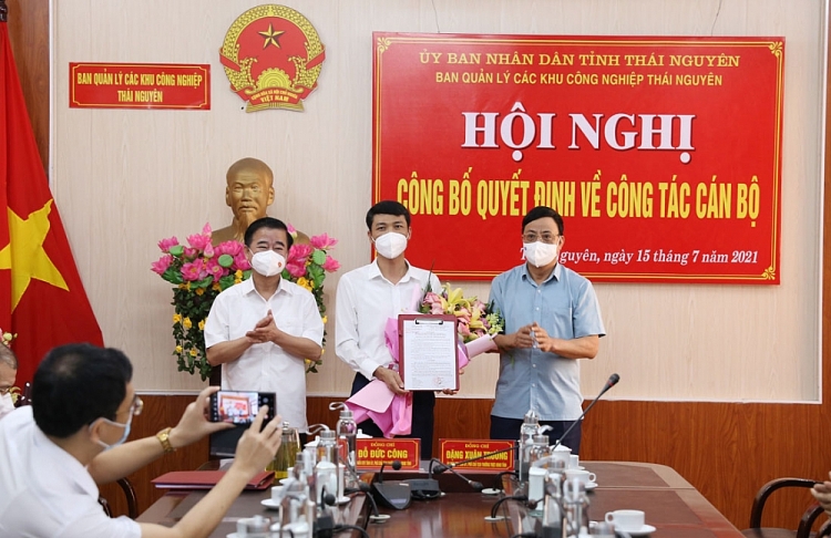 Ông Nguyễn Quốc Trinh nhận quyết định điều động, bổ nhiệm (Ảnh: Báo Thái Nguyên) Ông Nguyễn Quốc Trinh nhận quyết định điều động, bổ nhiệm (Ảnh: Báo Thái Nguyên)