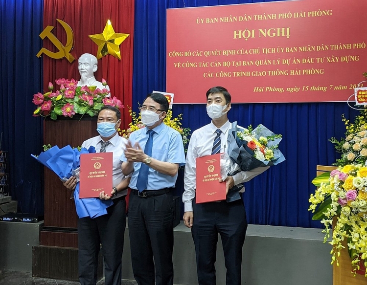 Phó Chủ tịch UBND thành phố Lê Khắc Nam trao quyết định bổ nhiệm cho 2 cán bộ (Ảnh: Cổng TTĐT TP. Hải Phòng) Phó Chủ tịch UBND thành phố Lê Khắc Nam trao quyết định bổ nhiệm cho 2 cán bộ (Ảnh: Cổng TTĐT TP. Hải Phòng)