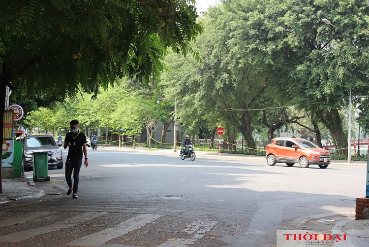 Hà Nội ngày đầu thực hiện Công điện 15: Hàng quán đóng cửa, người ra đường vẫn đông Hà Nội ngày đầu thực hiện Công điện 15: Hàng quán đóng cửa, người ra đường vẫn đông