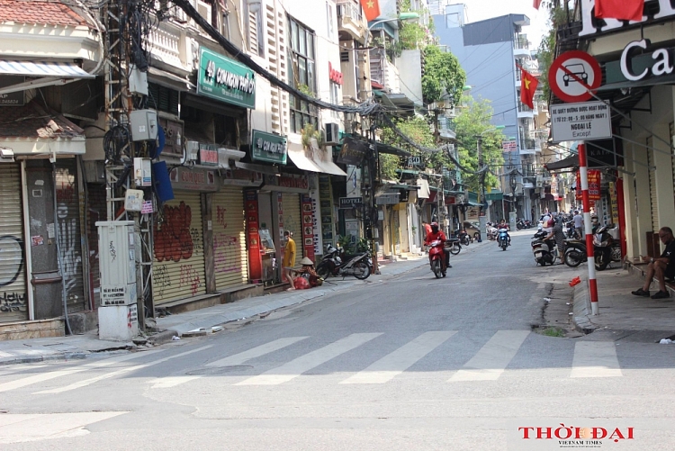 Hà Nội ngày đầu thực hiện Công điện 15: Nhiều hàng quán đóng cửa, người ra đường vẫn đông Hà Nội ngày đầu thực hiện Công điện 15: Nhiều hàng quán đóng cửa, người ra đường vẫn đông