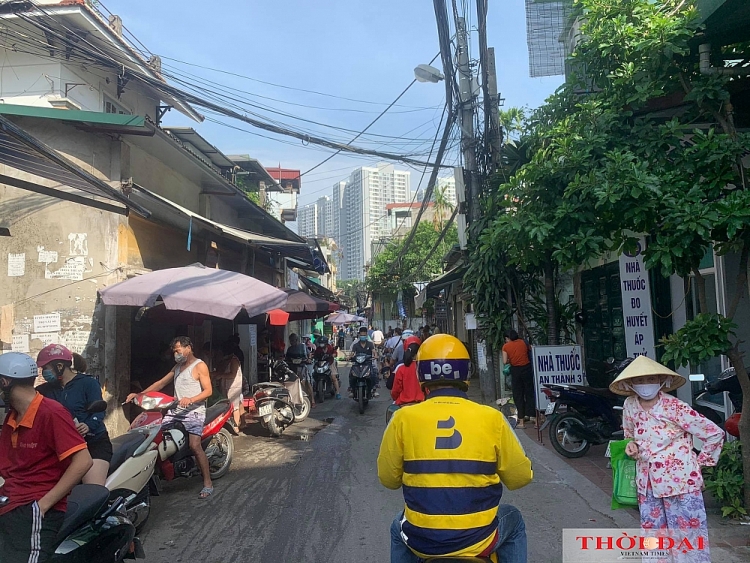 Hà Nội ngày đầu thực hiện Công điện 15: Nhiều hàng quán đóng cửa, người ra đường vẫn đông Hà Nội ngày đầu thực hiện Công điện 15: Nhiều hàng quán đóng cửa, người ra đường vẫn đông