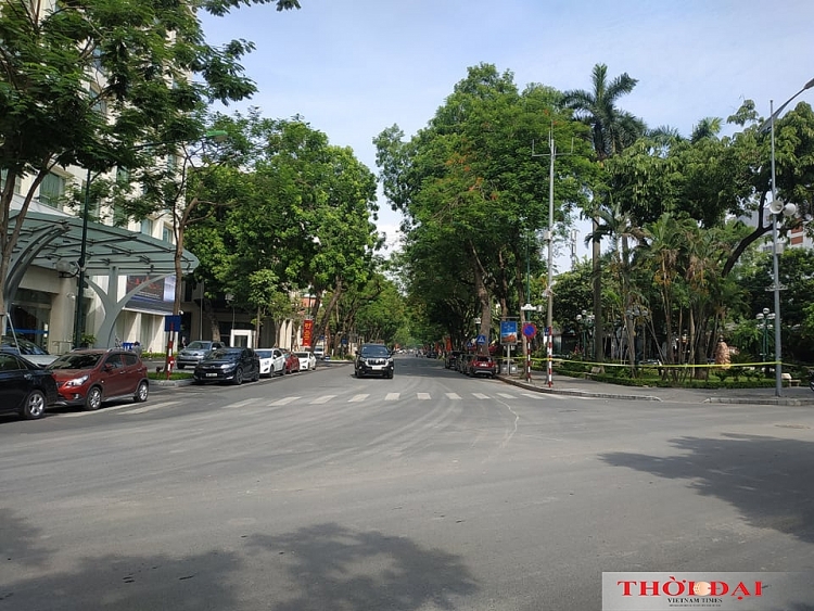 Hà Nội ngày đầu thực hiện Công điện 15: Nhiều hàng quán đóng cửa, người ra đường vẫn đông Hà Nội ngày đầu thực hiện Công điện 15: Nhiều hàng quán đóng cửa, người ra đường vẫn đông