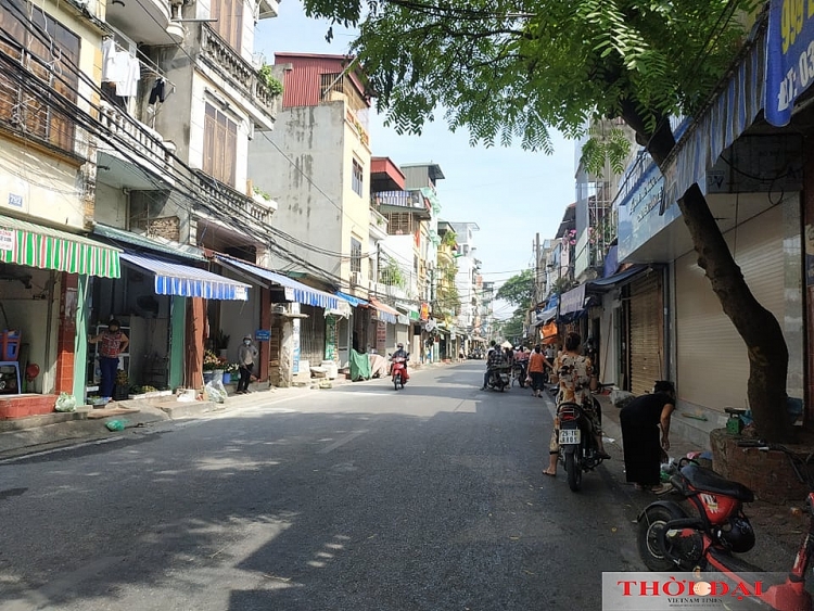 Hà Nội ngày đầu thực hiện Công điện 15: Nhiều hàng quán đóng cửa, người ra đường vẫn đông Hà Nội ngày đầu thực hiện Công điện 15: Nhiều hàng quán đóng cửa, người ra đường vẫn đông
