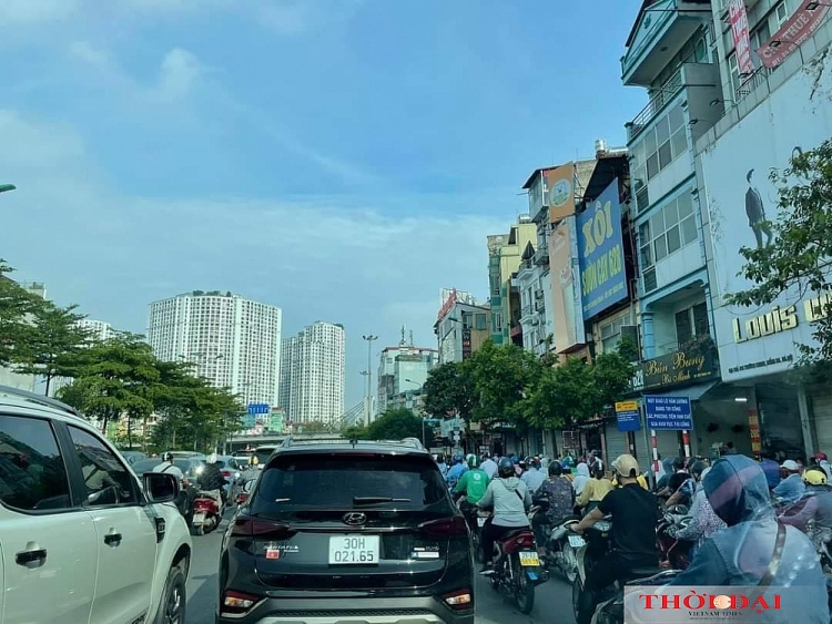 Hà Nội ngày đầu thực hiện Công điện 15: Nhiều hàng quán đóng cửa, người ra đường vẫn đông Hà Nội ngày đầu thực hiện Công điện 15: Nhiều hàng quán đóng cửa, người ra đường vẫn đông