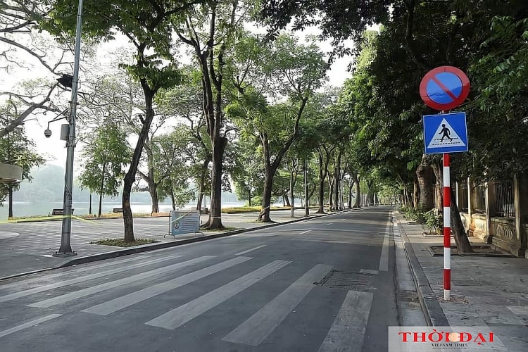 Hà Nội ngày đầu thực hiện Công điện 15: Hàng quán đóng cửa, người ra đường vẫn đông Hà Nội ngày đầu thực hiện Công điện 15: Hàng quán đóng cửa, người ra đường vẫn đông