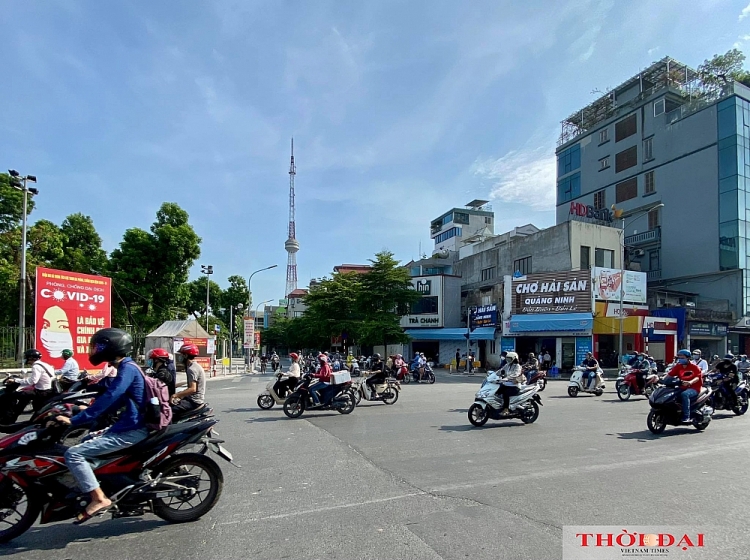Hà Nội ngày đầu thực hiện Công điện 15: Nhiều hàng quán đóng cửa, người ra đường vẫn đông Hà Nội ngày đầu thực hiện Công điện 15: Nhiều hàng quán đóng cửa, người ra đường vẫn đông