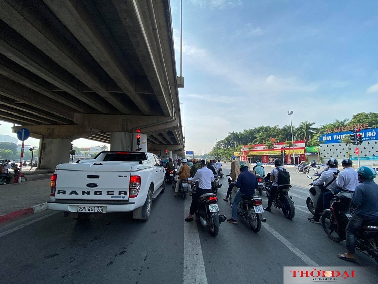 Hà Nội ngày đầu thực hiện Công điện 15: Nhiều hàng quán đóng cửa, người ra đường vẫn đông Hà Nội ngày đầu thực hiện Công điện 15: Nhiều hàng quán đóng cửa, người ra đường vẫn đông