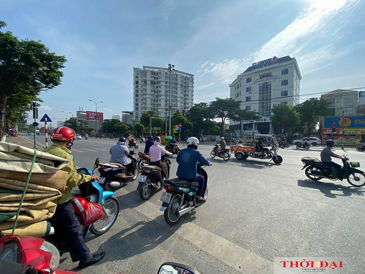 Hà Nội ngày đầu thực hiện Công điện 15: Nhiều hàng quán đóng cửa, người ra đường vẫn đông Hà Nội ngày đầu thực hiện Công điện 15: Nhiều hàng quán đóng cửa, người ra đường vẫn đông