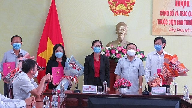 Các cán bộ nhận quyết định điều động (Ảnh: Báo Đồng Tháp) Các cán bộ nhận quyết định điều động (Ảnh: Báo Đồng Tháp)