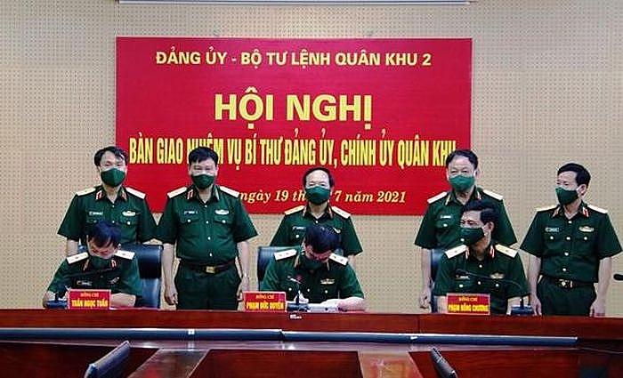 bàn giao nhiệm vụ Bí thư Đảng ủy, Chính ủy Quân khu 2 (Ảnh: VGP) bàn giao nhiệm vụ Bí thư Đảng ủy, Chính ủy Quân khu 2 (Ảnh: VGP)