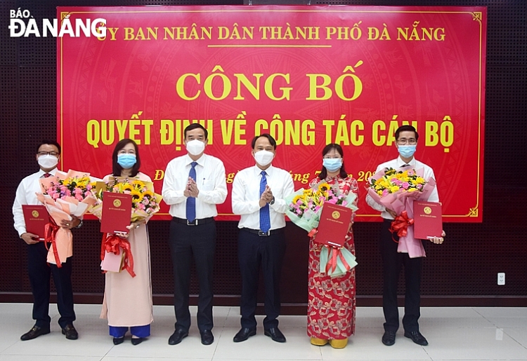 Các cán bộ nhận quyết định tiếp nhận, bổ nhiệm