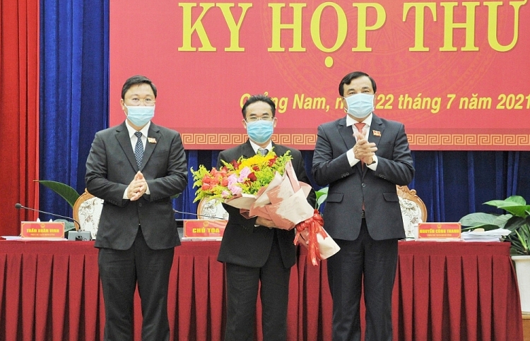 Ông Trần Anh Tuấn (giữa) được bầu làm Phó Chủ tịch UBND tỉnh Quảng Nam Ông Trần Anh Tuấn (giữa) được bầu làm Phó Chủ tịch UBND tỉnh Quảng Nam
