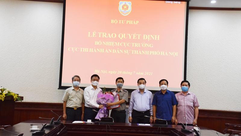 Ông Phạm Văn Dũng (thứ 3 từ trái sang) nhận quyết định (Ảnh: PLVN) Ông Phạm Văn Dũng (thứ 3 từ trái sang) nhận quyết định (Ảnh: PLVN)