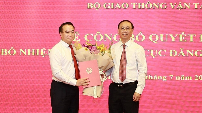 Thứ trưởng Bộ GTVT Lê Đình Thọ trao quyết định, chúc mừng ông Đặng Việt Hà (Ảnh: Báo Giao thông) Thứ trưởng Bộ GTVT Lê Đình Thọ trao quyết định, chúc mừng ông Đặng Việt Hà (Ảnh: Báo Giao thông)