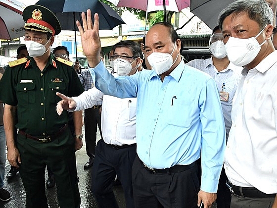 Chủ tịch nước thăm hỏi người dân khu vực phong tỏa ở huyện Hóc Môn (Ảnh: VIỆT DŨNG/SGGP) Chủ tịch nước thăm hỏi người dân khu vực phong tỏa ở huyện Hóc Môn (Ảnh: VIỆT DŨNG/SGGP)
