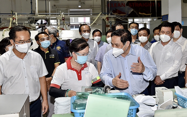 Thủ tướng Phạm Minh Chính kiểm tra công tác phòng, chống dịch Covid-19 tại Công ty TNHH giày Ching Luh Việt Nam (Khu công nghiệp Thuận Ðạo, huyện Bến Lức, Long An). Ảnh: NHẬT BẮC