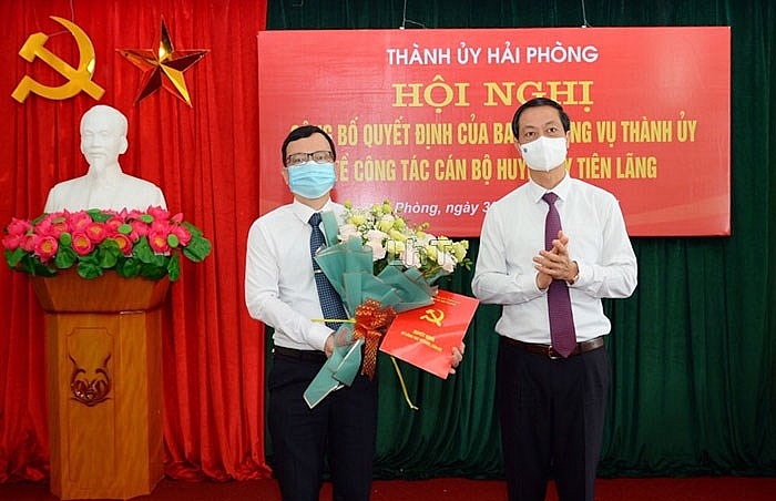 Ông Đỗ Mạnh Hiến, Phó Bí thư Thường trực Thành ủy trao Quyết định và tặng cho cho đồng chí Bùi Thành Cương (Ảnh: Cổng TTĐT TP. Hải Phòng) Ông Đỗ Mạnh Hiến, Phó Bí thư Thường trực Thành ủy trao Quyết định và tặng cho cho đồng chí Bùi Thành Cương (Ảnh: Cổng TTĐT TP. Hải Phòng)