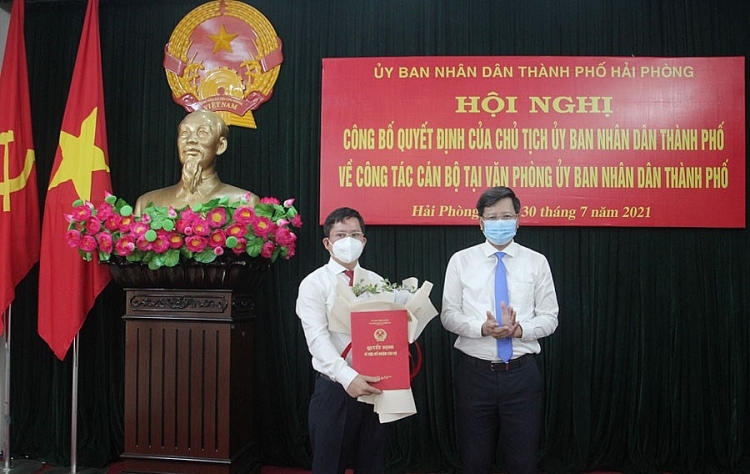 Ông Trần Văn Thiện nhận quyết định (Ảnh: Cổng TTĐT TP. Hải Phòng) Ông Trần Văn Thiện nhận quyết định (Ảnh: Cổng TTĐT TP. Hải Phòng)