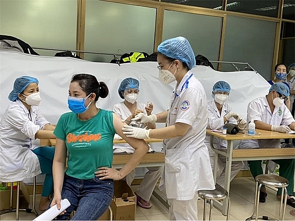 Đẩy mạnh tiêm chủng vaccine là giải pháp hữu hiệu để giúp doanh nghiệp FDI vượt qua khó khăn lúc này (Ảnh minh họa) Đẩy mạnh tiêm chủng vaccine là giải pháp hữu hiệu để giúp doanh nghiệp FDI vượt qua khó khăn lúc này (Ảnh minh họa)