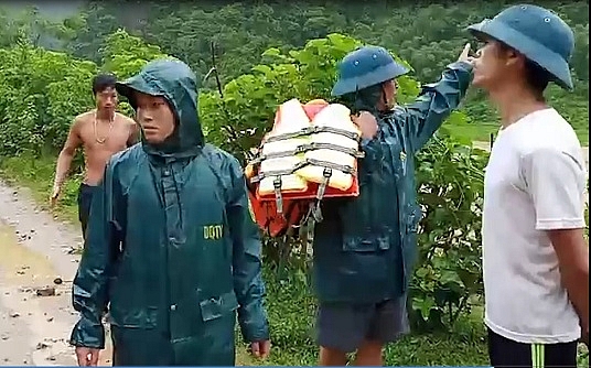 Video: Người đàn ông đu ngọn cây thoát chết giữa cuồn cuộn nước lũ video thot tim khoanh khac nguoi dan ong du ngon cay giua dong nuoc lu