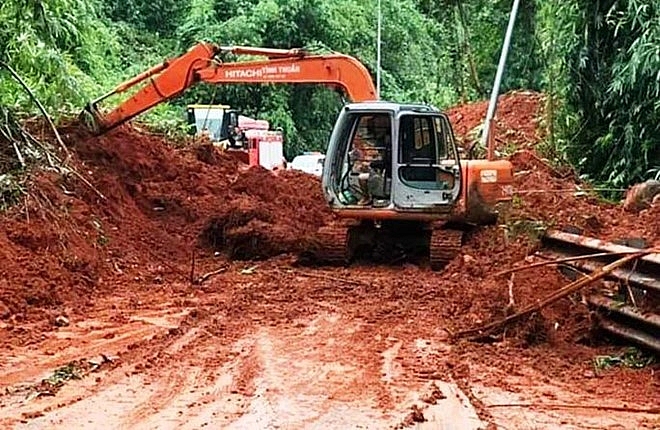 Sạt lở đèo Bảo Lộc, 2 ô tô rơi xuống vực sat lo deo bao loc giao thong te liet 2 o to roi xuong vuc
