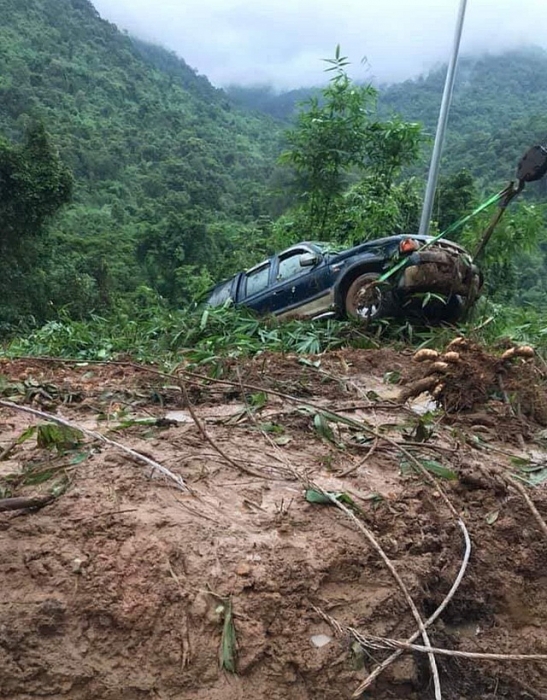 Sạt lở đèo Bảo Lộc, 2 ô tô rơi xuống vực sat lo deo bao loc giao thong te liet 2 o to roi xuong vuc