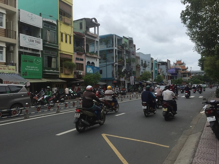 Video: Hỗn chiến kinh hoàng trên đường Hoàng Diệu, TP.HCM video hai nhom thanh nien vac dao kiem hon chien kinh hoang giua pho
