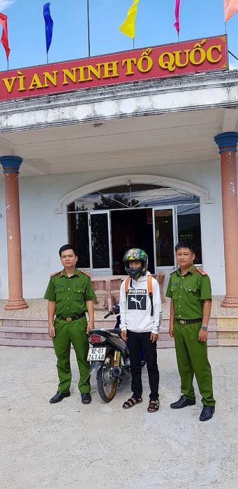 Video: Nam sinh 17 tuổi nằm lên yên xe máy, phóng bạt mạng trên đường quốc lộ video nam sinh 17 tuoi nam len yen xe may phong bat mang tren duong quoc lo