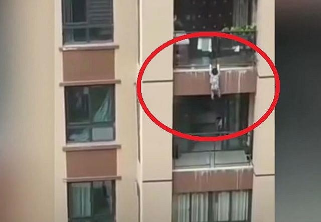 Video: Ngã từ tầng 5, bé 3 tuổi thoát chết thần kỳ video nga tu tang 5 be 3 tuoi thoat chet than ky