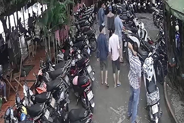 Video: Phẫn nộ nhóm người chém tới tấp tại quán cà phê ở TP.HCM video hon 20 thanh nien cam dao chem 3 nguoi bi thuong o tphcm