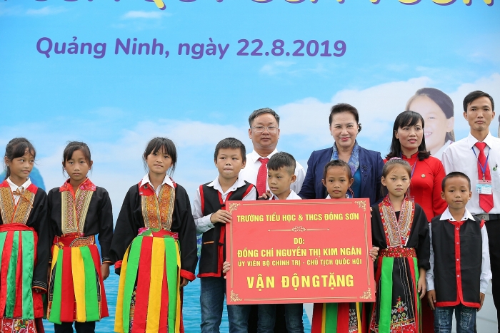 Trao tặng 2 trường học và hơn 70 nghìn ly sữa cho trẻ em Quảng Ninh trao tang 2 truong hoc va hon 70 nghin ly sua cho tre em quang ninh