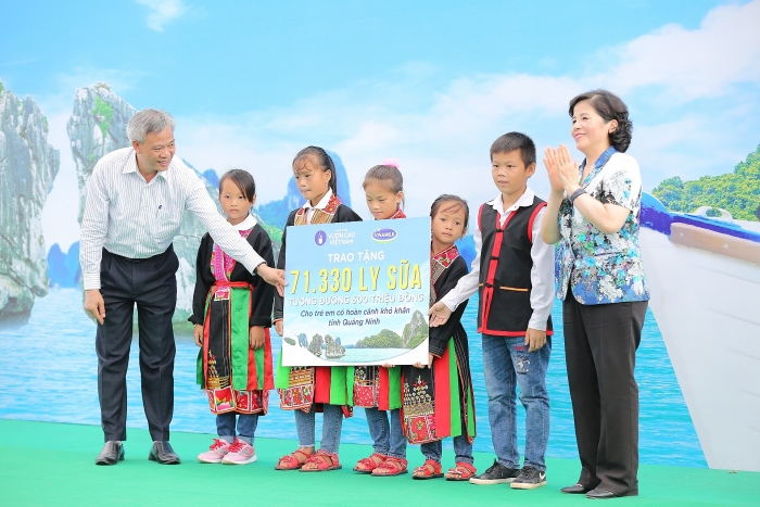 Trao tặng 2 trường học và hơn 70 nghìn ly sữa cho trẻ em Quảng Ninh trao tang 2 truong hoc va hon 70 nghin ly sua cho tre em quang ninh